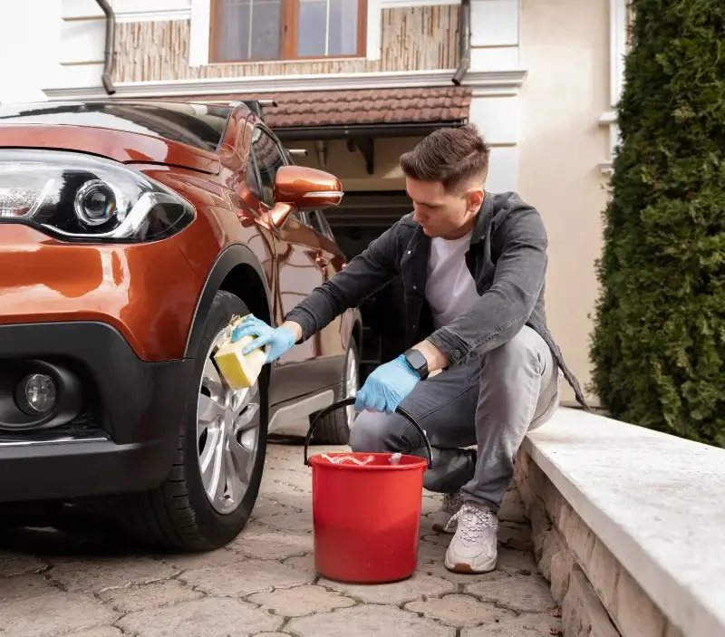 Lavage auto à domicile Pensol : professionnel intervenant sur un véhicule